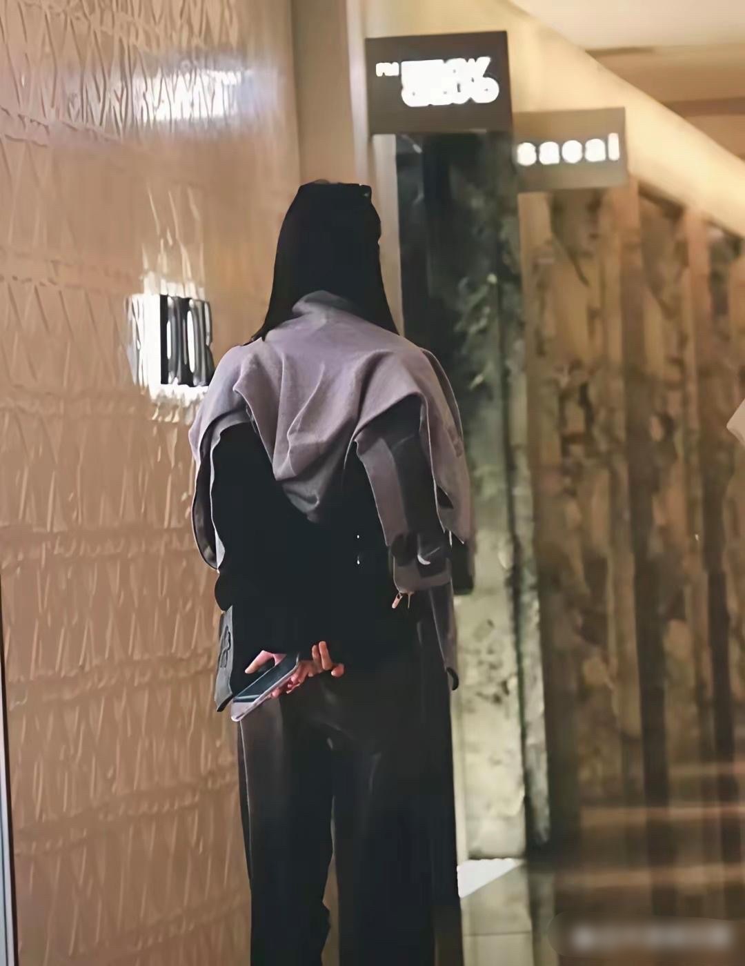 她捂着肚子进私立医院那回，连电梯扶手都攥得发白，这回真不像在镜头前演。 ​​​