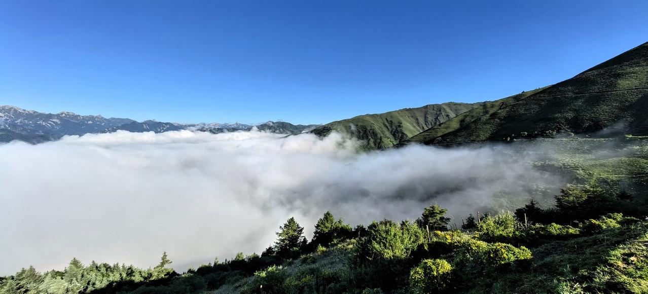 铁尺梁远瞭迭山，云海翻腾，山峦起伏，大自然的壮丽画卷！🌄🏔️