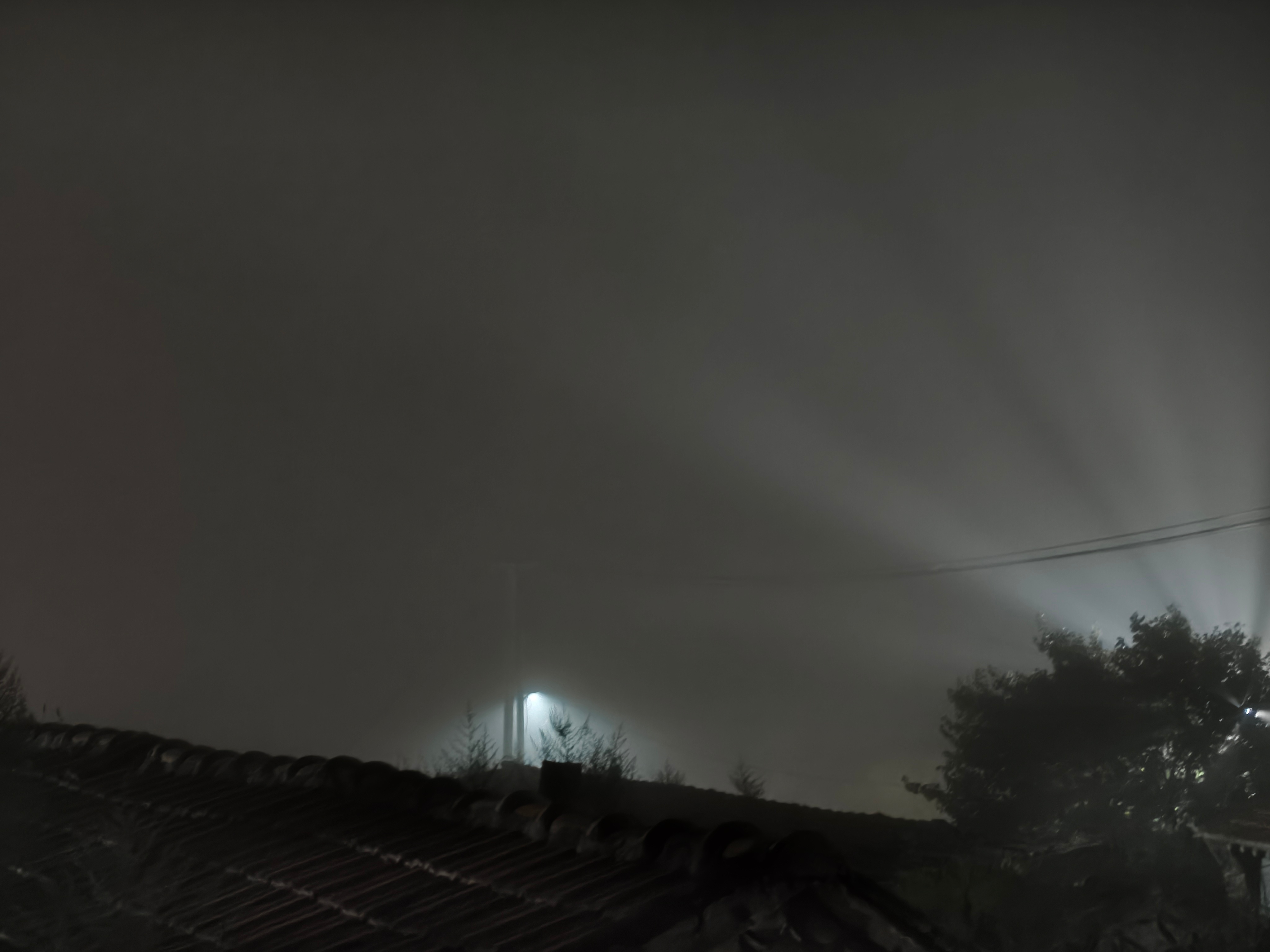 下雨不稀奇，但下雾你见过吗刚开车出去一趟，不夸张的说能见度不超过 5 米[跪了]