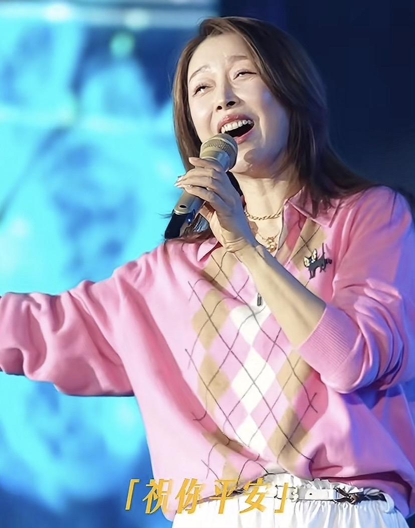 现在知道那英为啥不唱《祝你平安》这首歌了，小时候听这首歌很感动，长大后听了真的是