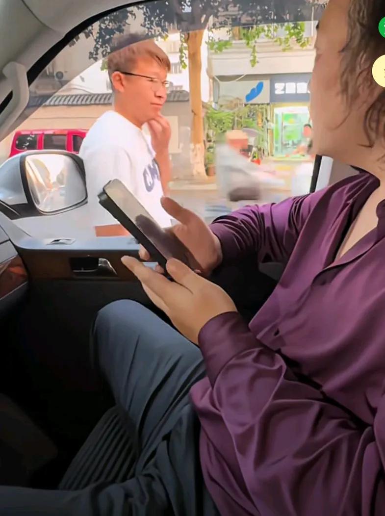 女生提醒男人注意手机，看到车外有人走来走去，
怕是抢手机的，
于是很聪明的把手机