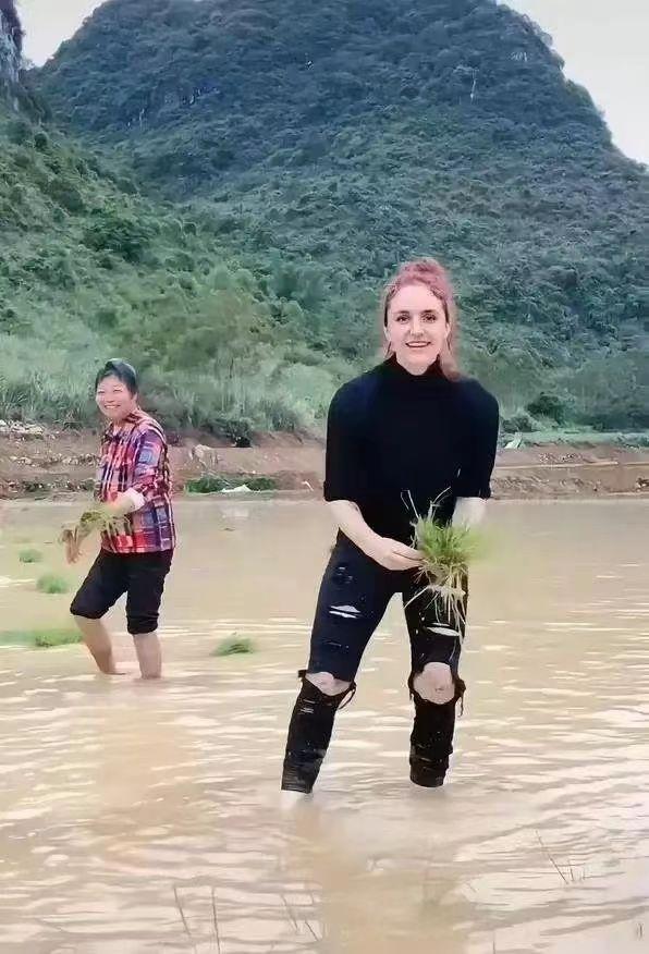 这个嫁到广西农村的外国女孩，很快就已经适应了当地的生活。

农忙季节，她也挽起裤