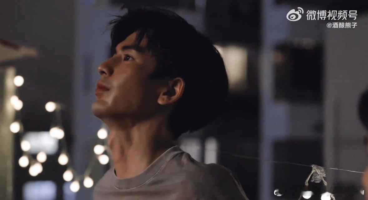 蒋峤西假如我年少有为不自卑 她递来的热奶茶在手里攥到温凉，他说“我不爱喝甜的”。