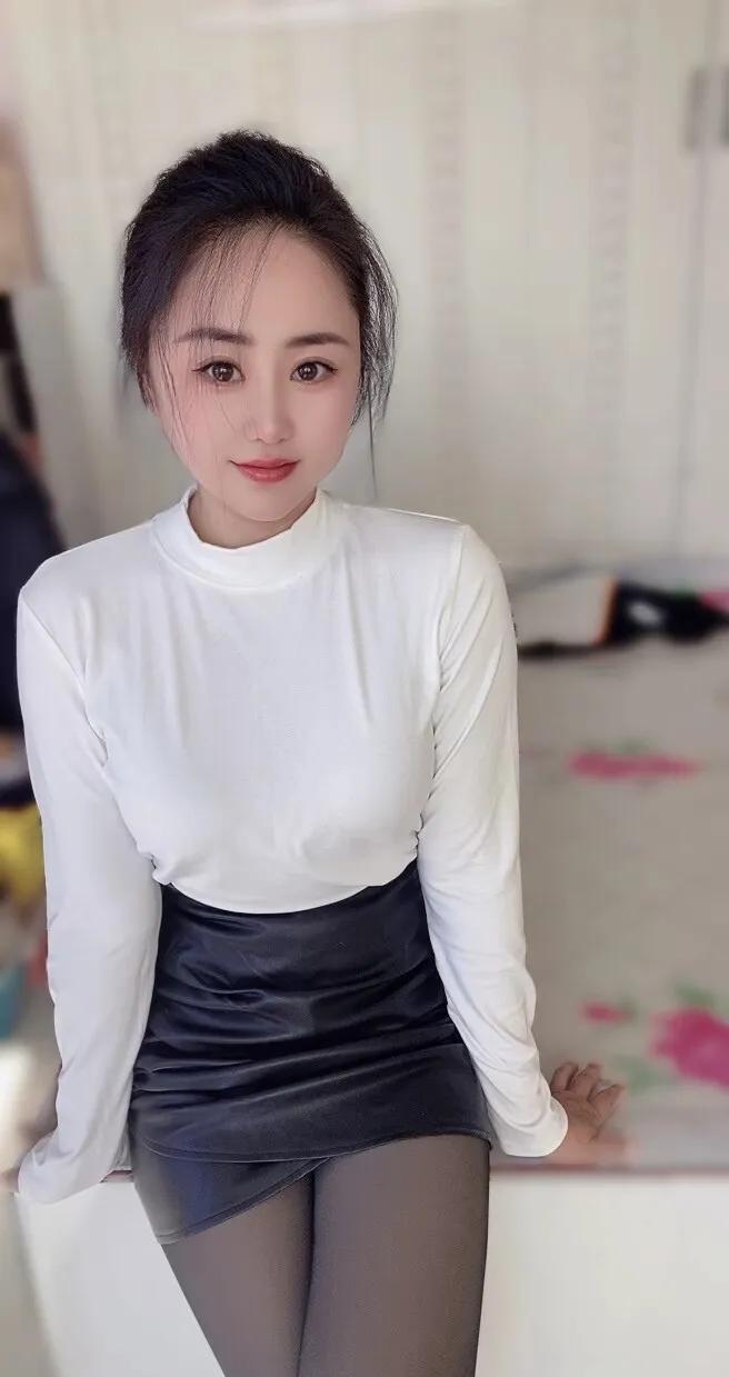 性感女神，气质迷人。