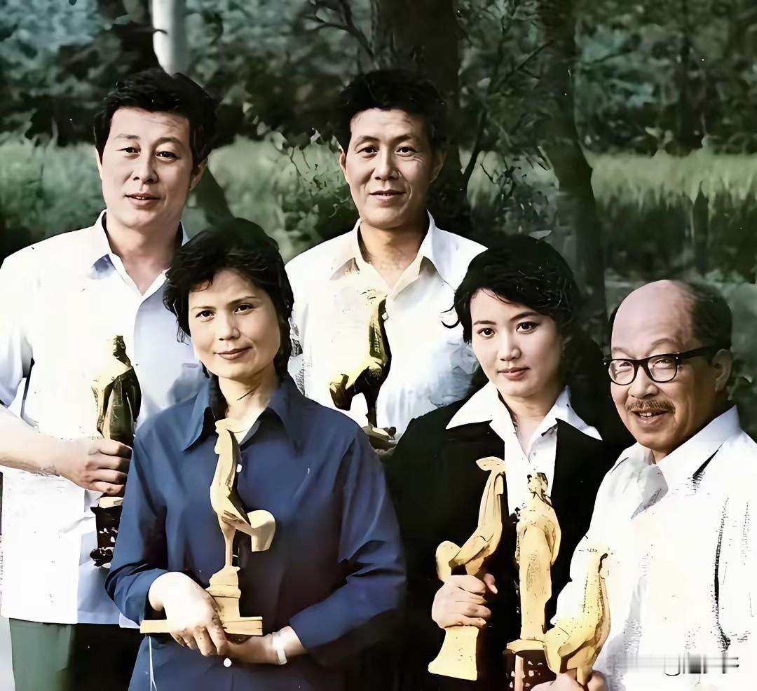 这张照片里的人曾经都是红遍大江南北的影视演员，我敢说！谁能认出三个，绝对是非常熟
