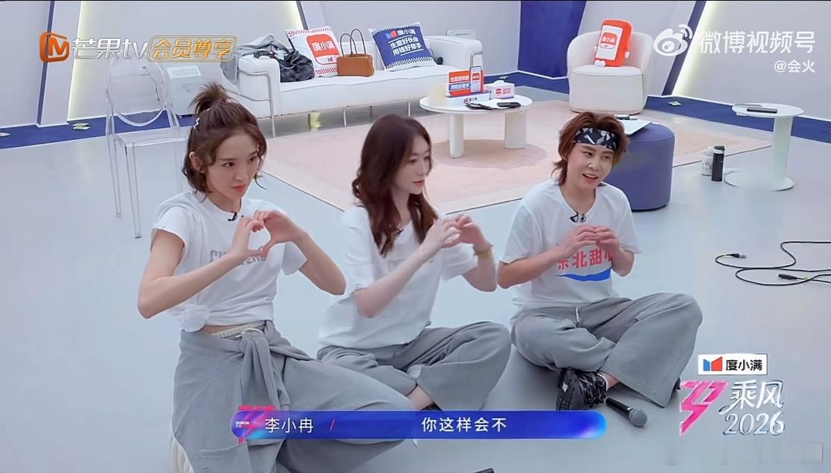 李小冉手把手教比心，王濛从生疏到熟练，这波互动直接甜到心巴上💘李小冉教王濛比心