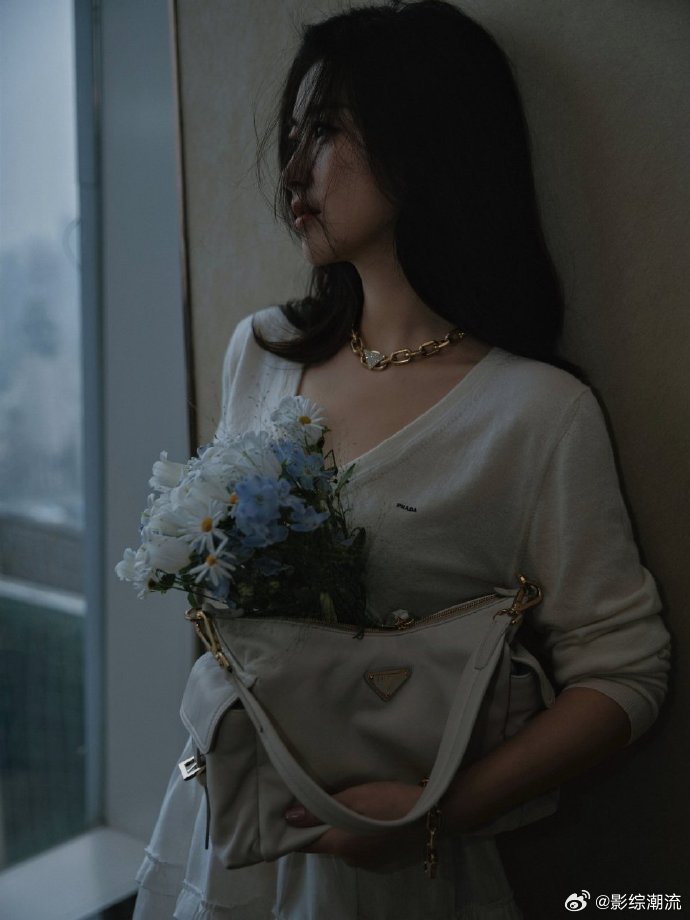 朱珠地下停车场随拍 地下停车场这种破地方都能拍出画报感，朱珠真的是天生的氛围感美