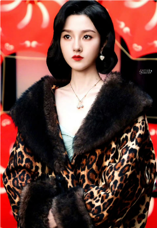 宋祖儿豹纹大衣造型封神！复古韵味拉满💃红唇卷发配复古裙，梦回老上海画报！美到失