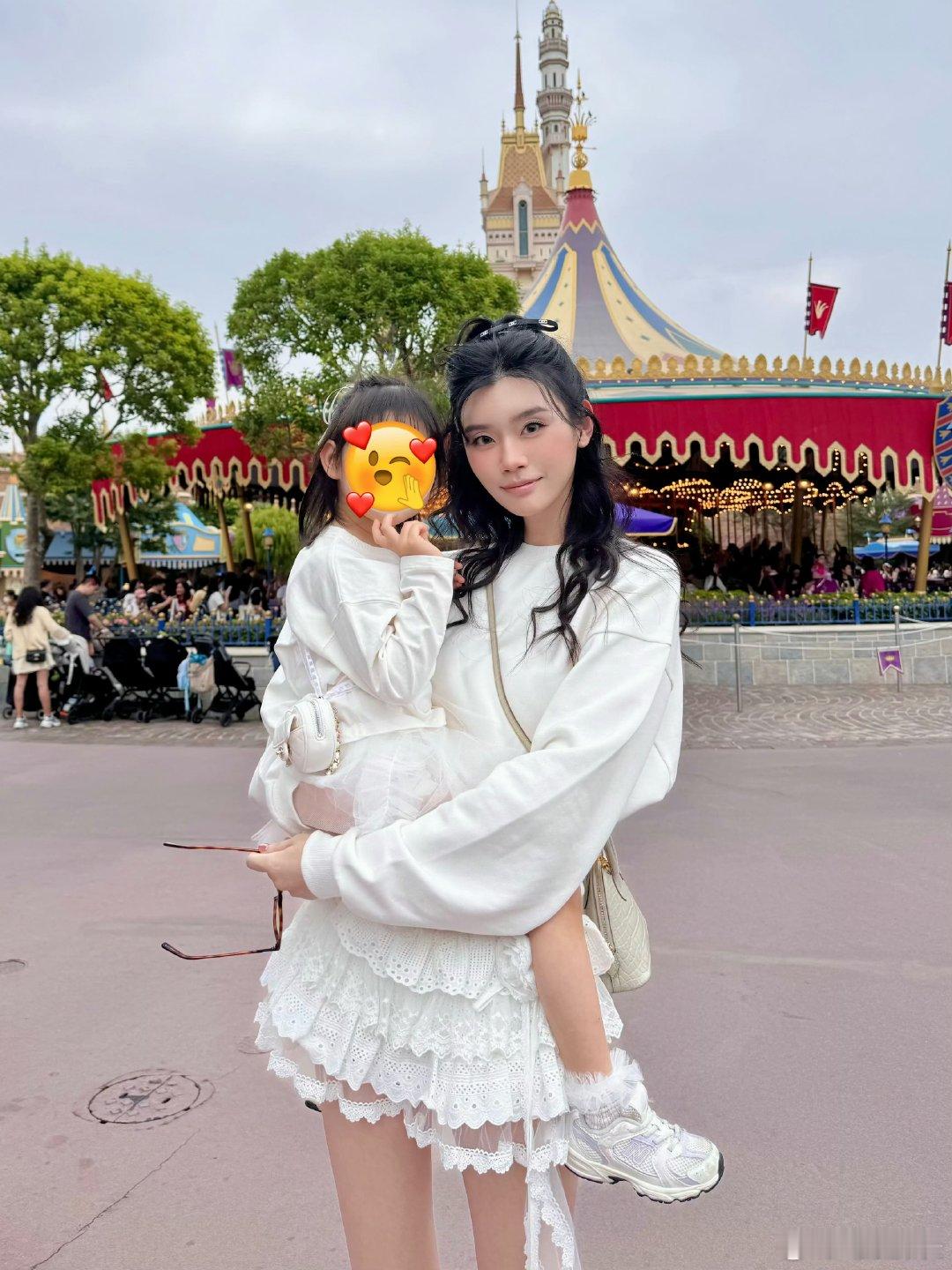 奚梦瑶何猷君女儿侧脸奚梦瑶祝女儿生日快乐 奚梦瑶祝女儿生日快乐，亲子装太好看了，