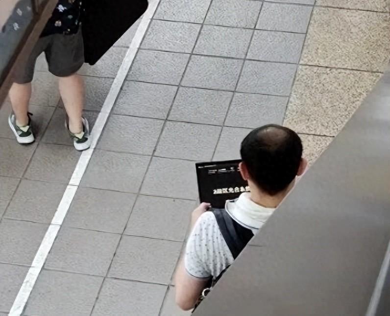 台北車站一名男子仅因笔记本电脑屏幕出现“2战区光合系统”，就被怀疑是大陆间谍，甚