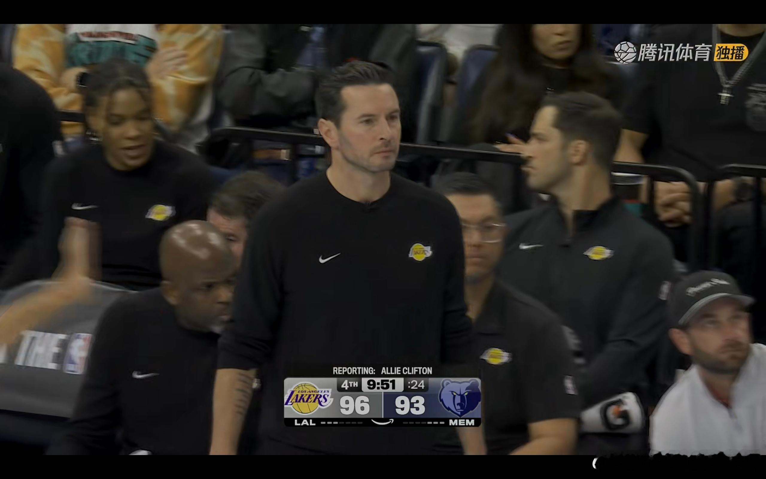 场边记者：艾顿本场可以回归！他已经回到替补席 ​​​