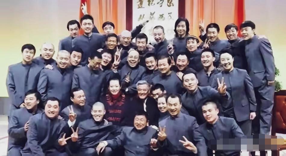 赵本山与他的徒子徒孙一起合影留念美好瞬间！