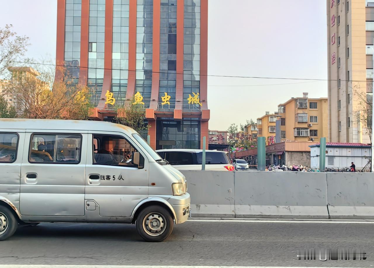 【石家庄槐安路实拍：司机长时低头看手机 高架行车隐患重重】今日傍晚18时30分左