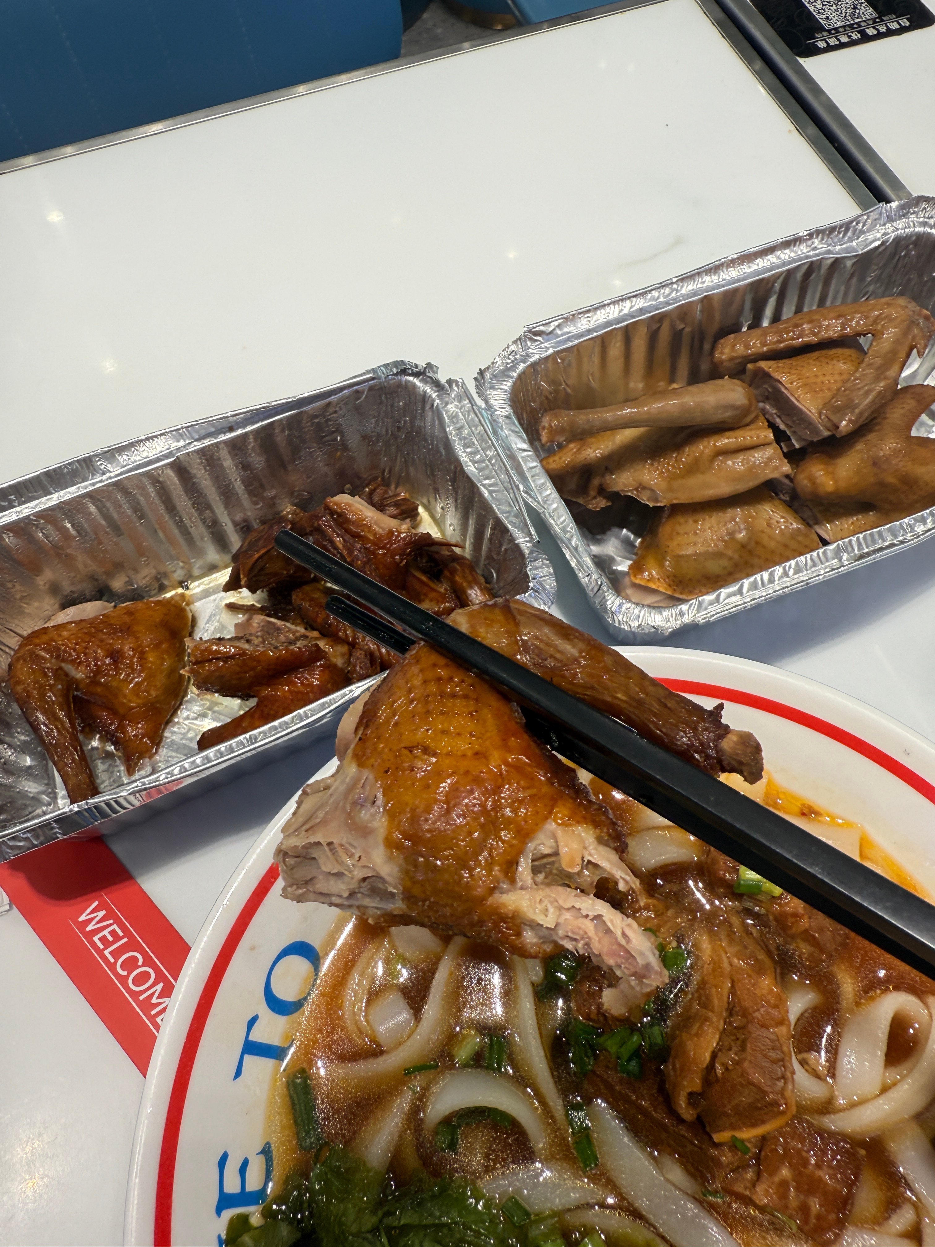 深圳宝安机场的美食推荐！上次去吃的陈鹏鹏，我觉得他家烤鸽子好吃，招牌卤鹅反而一般