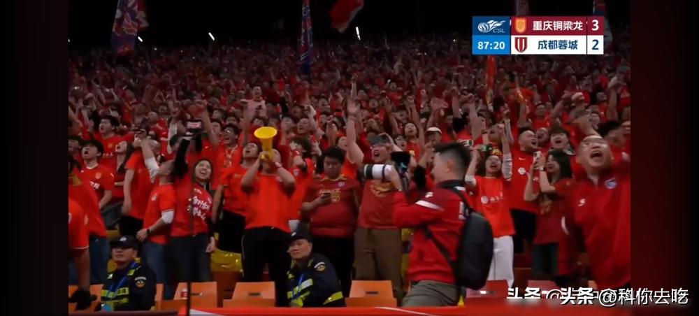 就离谱，成都蓉城这台重型坦克，让费利佩一根手指头给干沉默了。
球迷嚷嚷着放水，