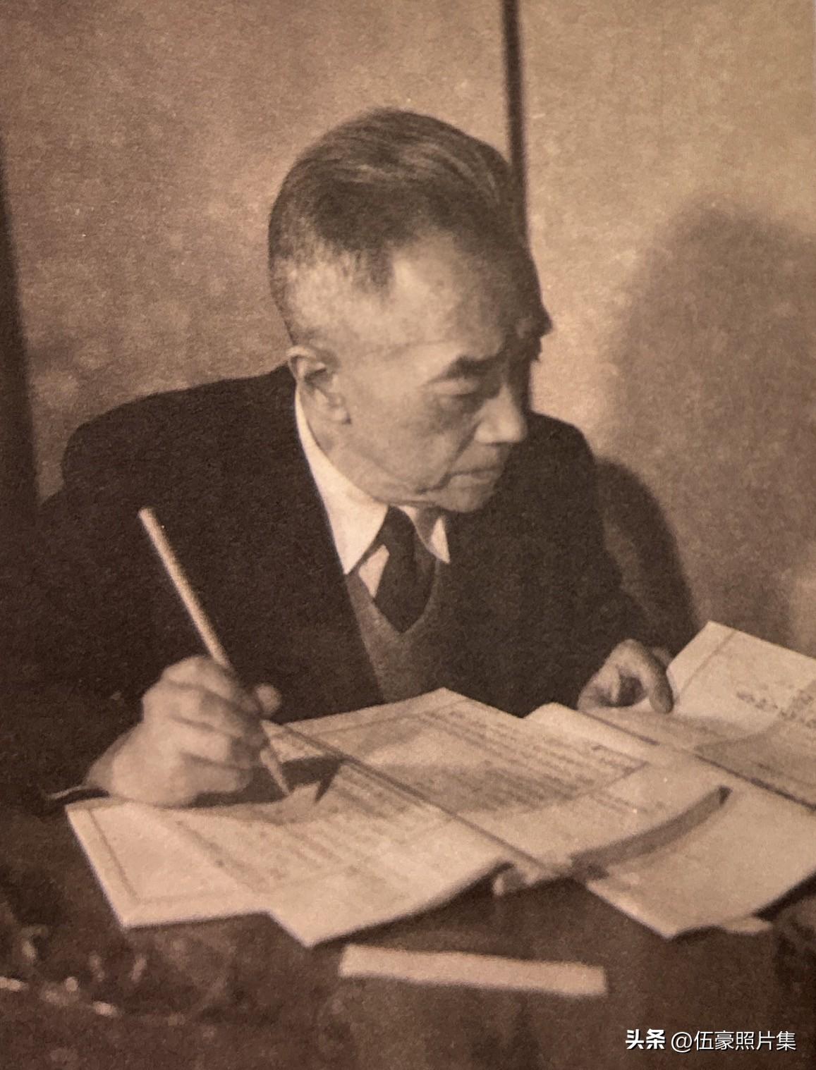 上世纪七十年代，胡适倾注心力校勘《水经注》的老照片，并留下“功不唐捐”的慨叹。胡