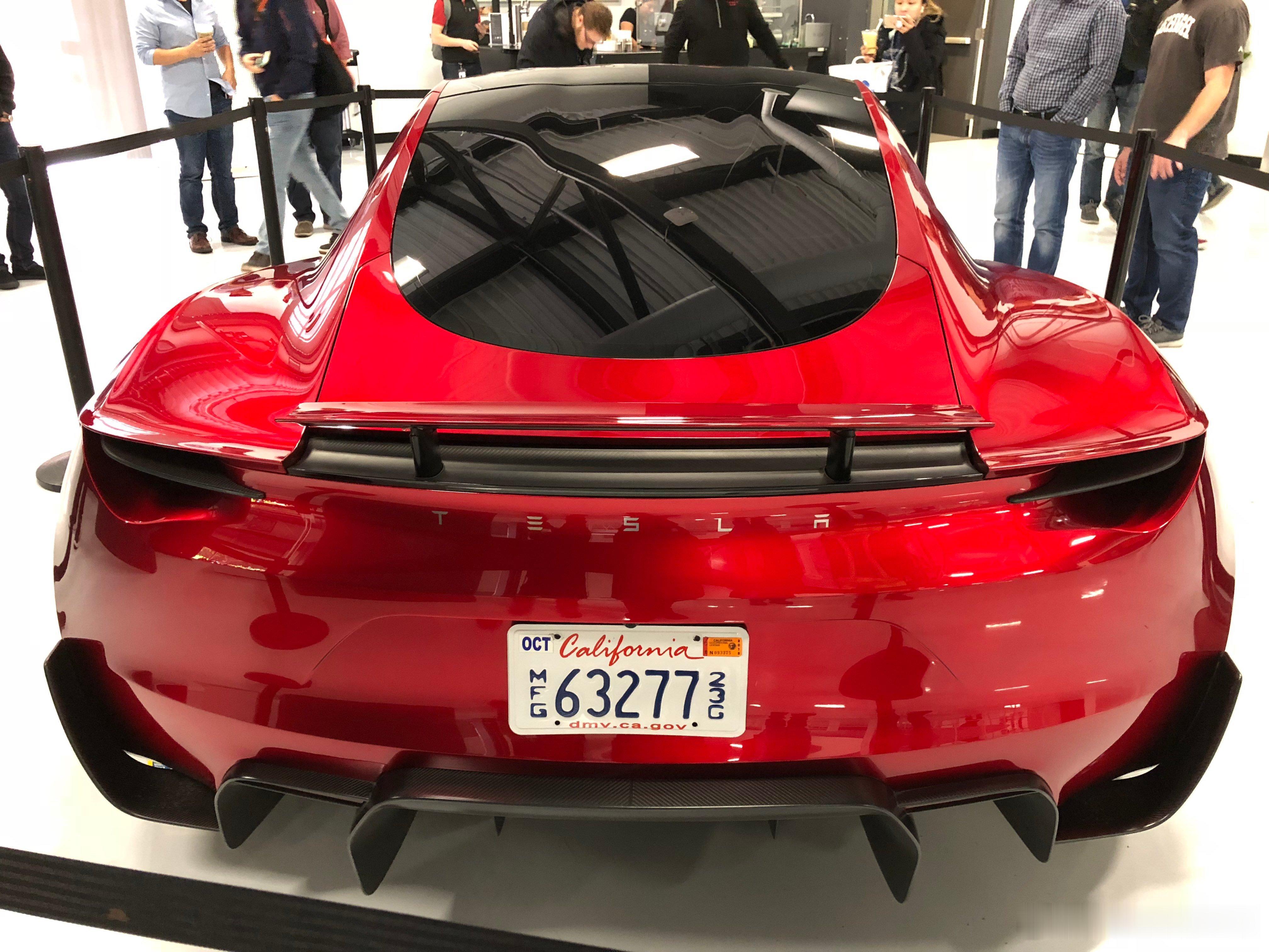 说好的年底新款 Roadster 年底发布、明年量产，不知道会不会也跟着 Rob