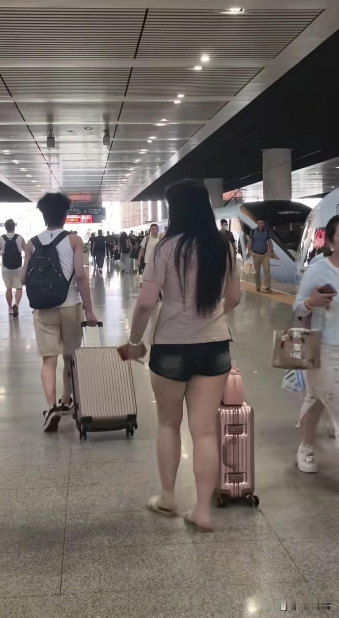 昨晚我同学跟我聊天的时候吐槽，说他读大二的女儿准备约同学一起去张家界旅游，被他拒