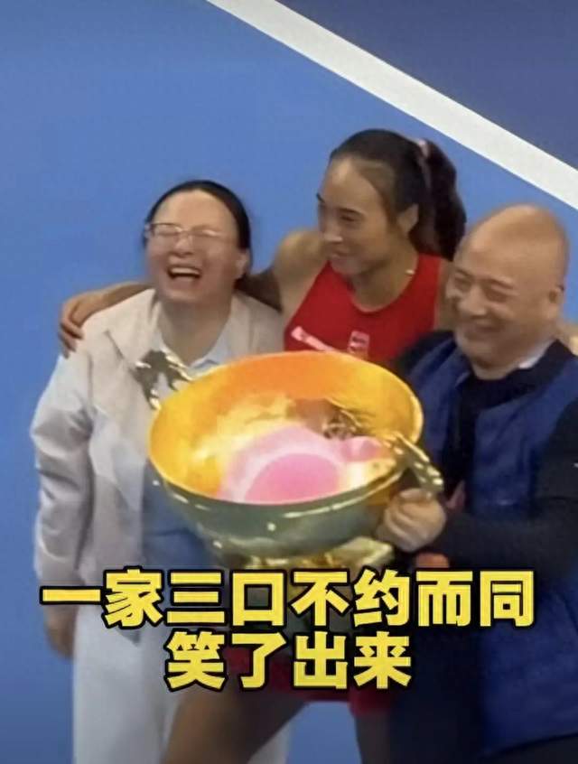 郑钦文夺冠后摘下爸爸帽子，一个动作看哭网友：高光之下皆有托举