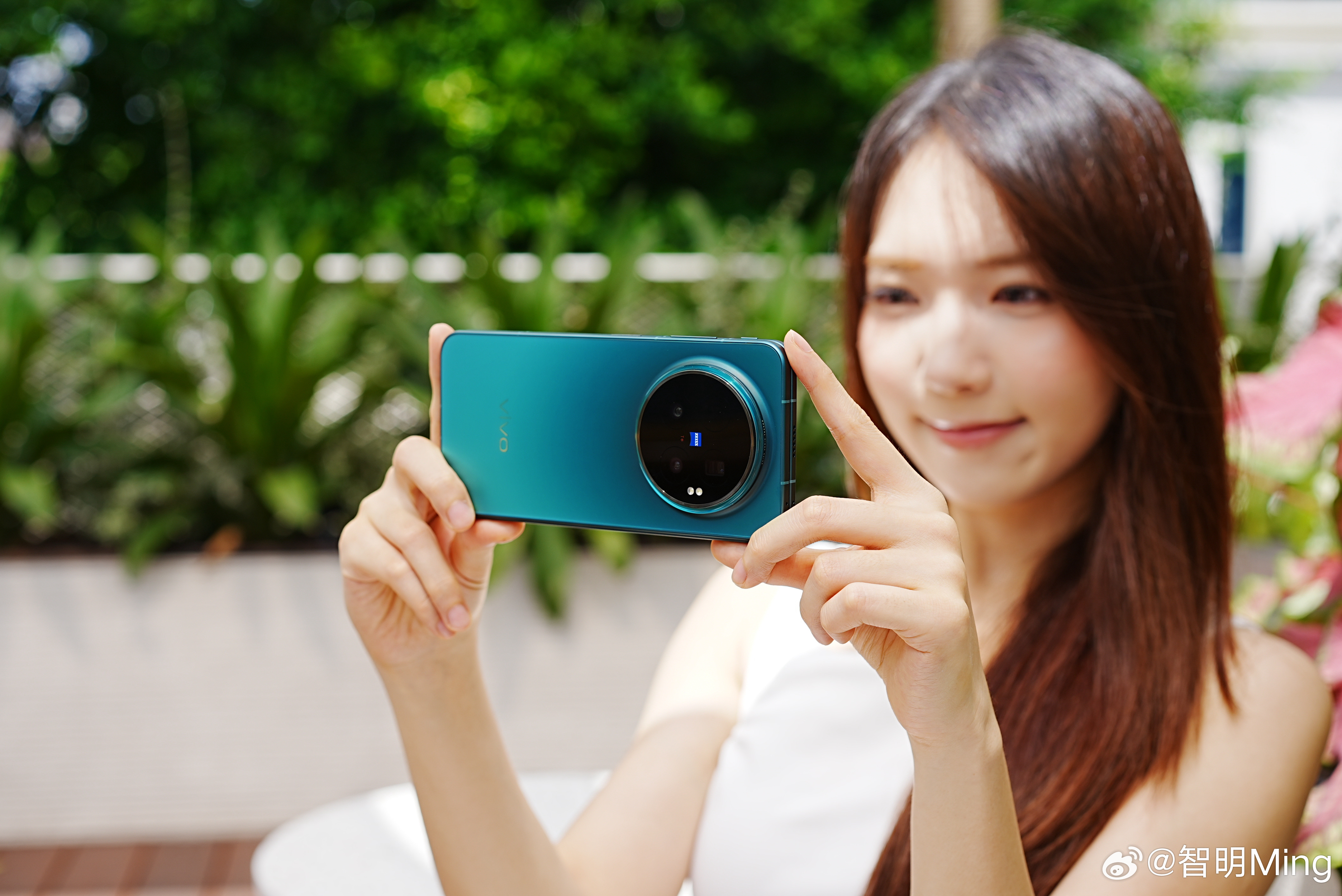 vivo X Fold6这次的「蓝洞」配色确实很特别！ 