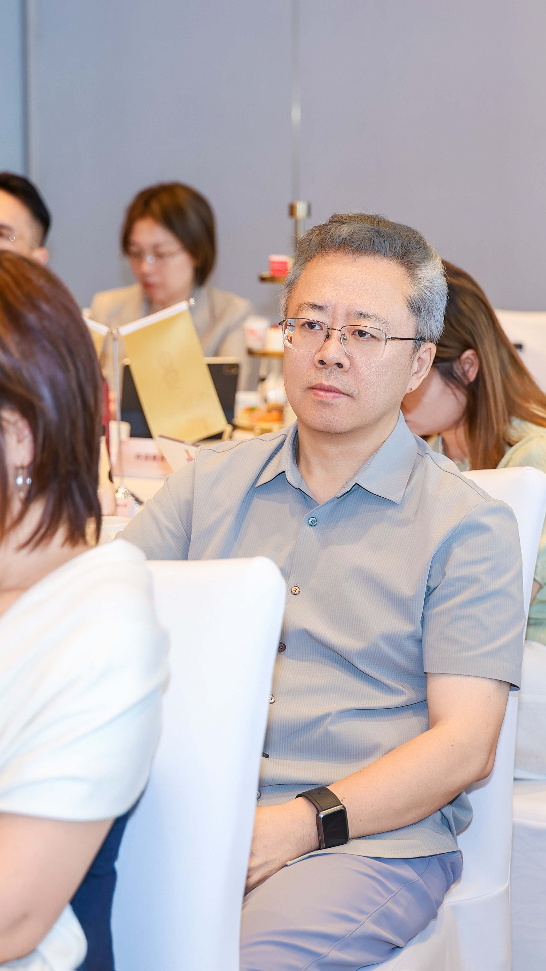 【窃窃史语】搞活动请一个优秀的摄影师很重要，在一个人人都可以随手拍照的年代，专业