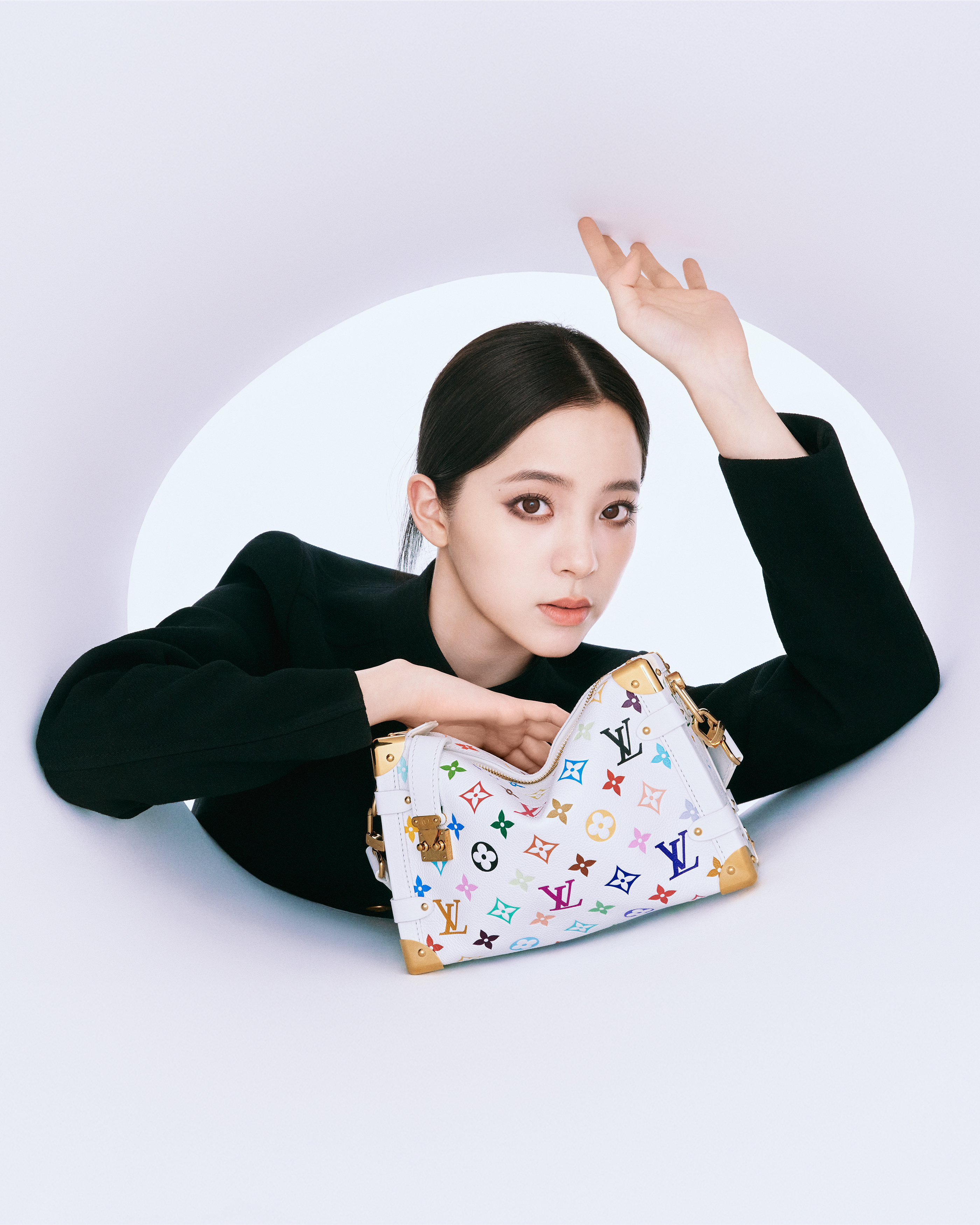 欧阳娜娜演绎Louis Vuitton X Murakami联名系列🈶全黑LO