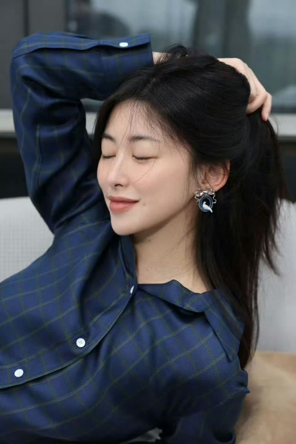 淡颜朱珠姐姐松弛感是刻在骨相里的，闭眼浅笑时眉眼温柔，抬眸瞬间又藏着万千风情淡颜