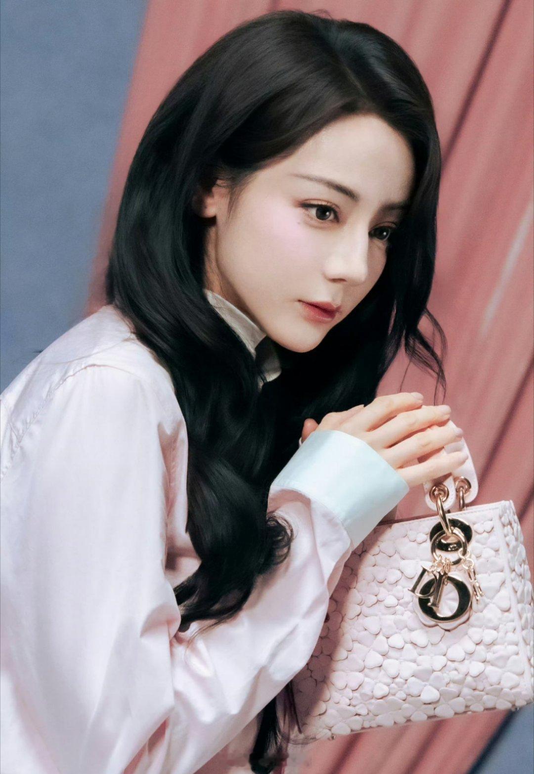 网传，迪丽热巴即将要登陆上嘉人的杂志，要是成真的话，那么这下子迪丽热巴岂不是实现