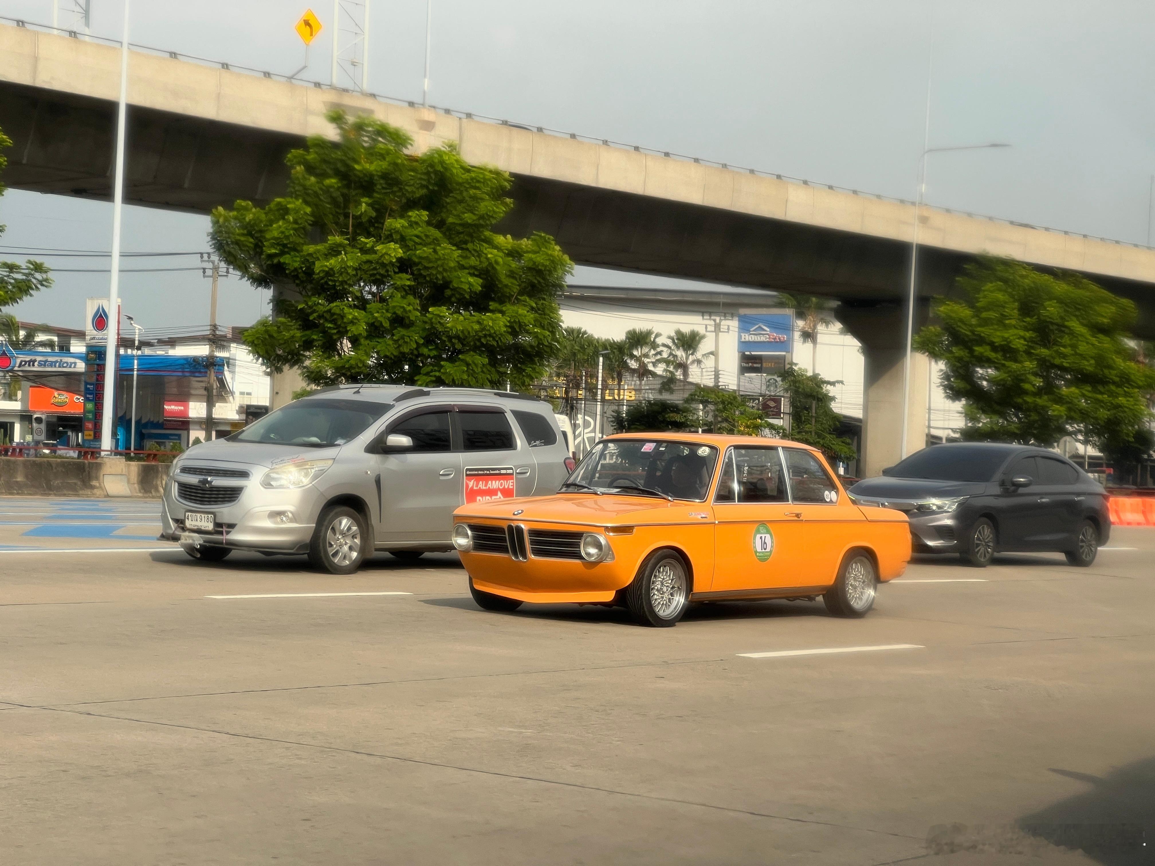 昨天项目突然延期，昨晚临时决定来泰国转转，没想到刚出机场竟然看到2002了！看起