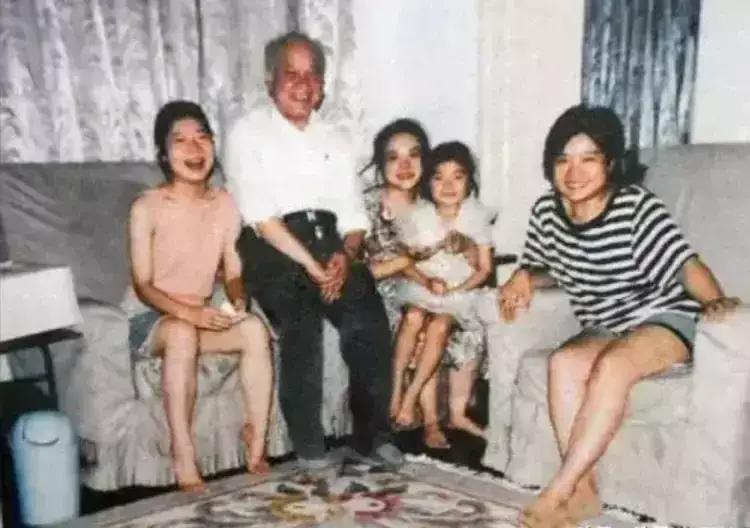 九十年代，人大副委员长李沛瑶在北京家中的留影

李沛瑶虽出身名门（父亲李济深），