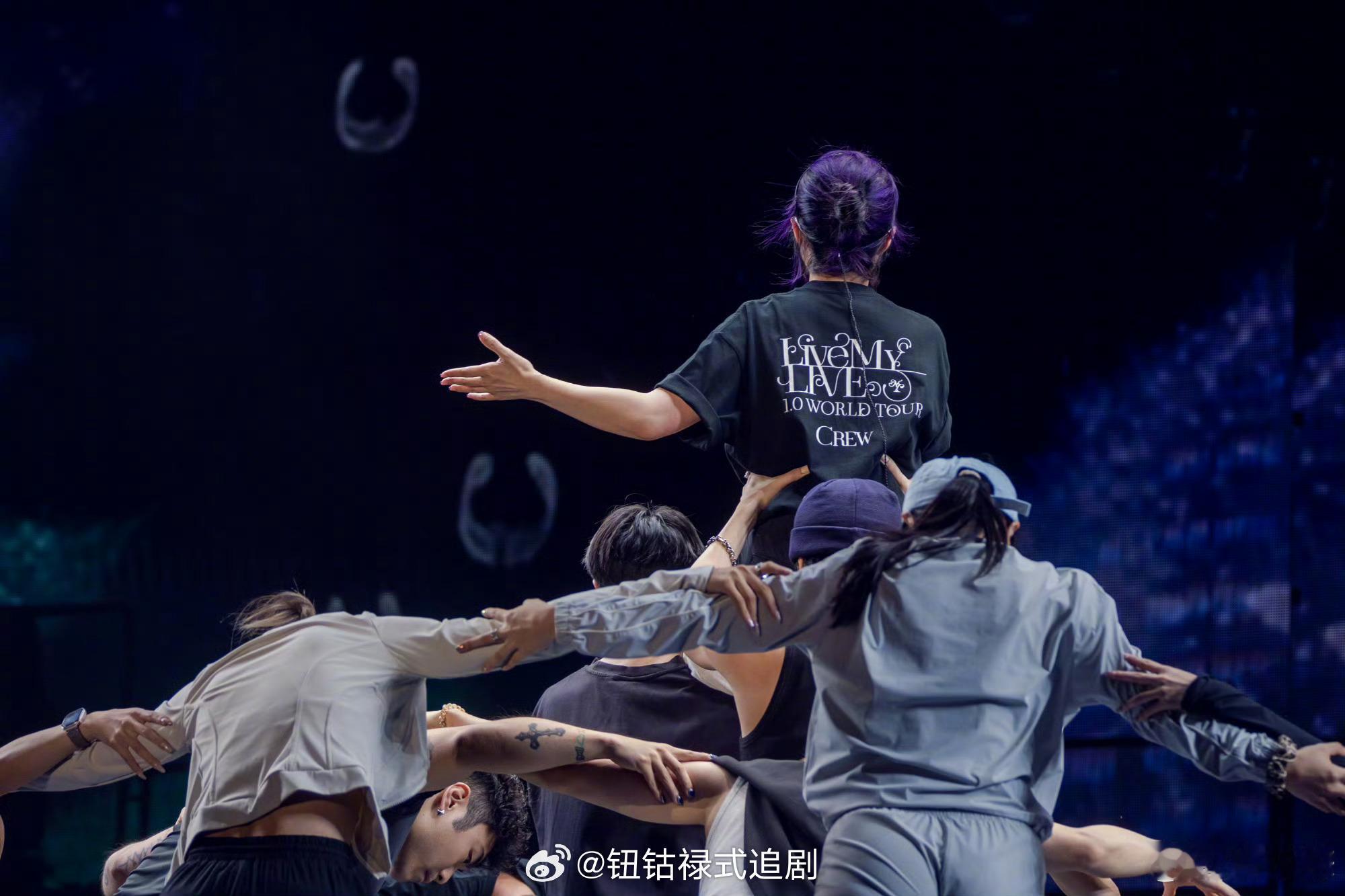 杨千嬅上海开演前在家下厨杨千嬅做上海菜差点炸厨房 本来以为能看到一场专业上海菜教