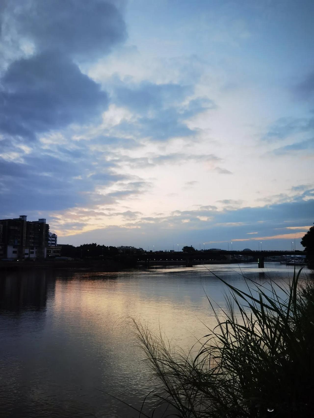 随手拍的风景照彩霞满天，蓝色的彩云还是比较少见，分享给大家！立冬快乐！[福]（广