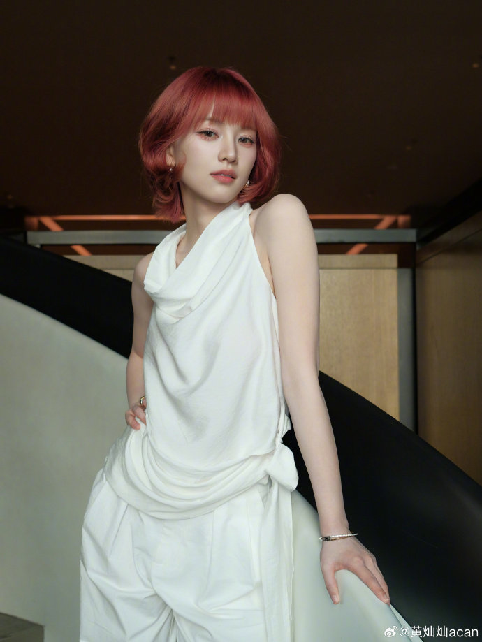黄灿灿黄灿灿真成rapstar了浪姐总决赛吉他伴奏搭配说唱的舞台设计好新颖，氛围