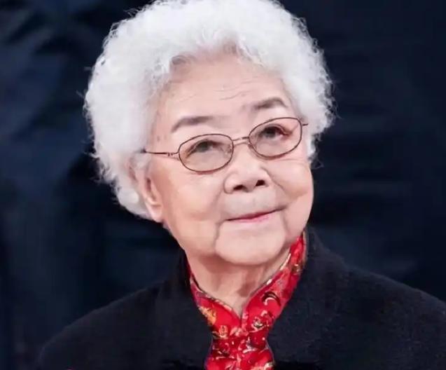 87岁，国家最高荣誉获得者，离休金月入3万。按理说这辈子该安稳享福了。可他还在影