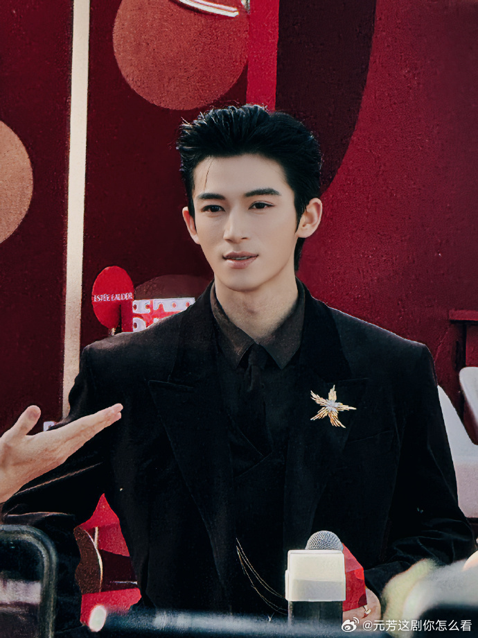 王星越杭州人气王星越红丝绒西装王星越红丝绒西装 + 背头杀太绝！杭州活动生图矜贵