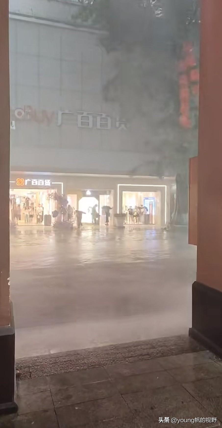 骑楼真是南方人们一个伟大而又简单的发明。昨天广州市区内的强对流天气，让不少地方出