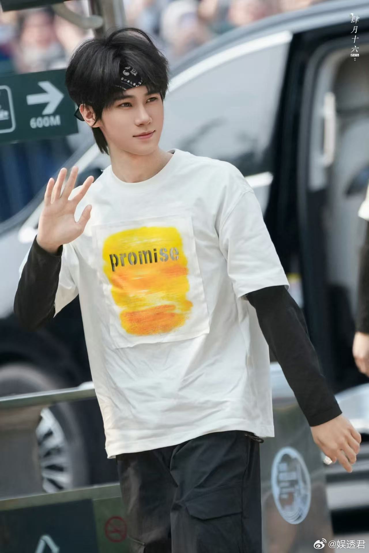 张真源跑男挡不住的青春气息张真源发带小子 跑男录制的上班路透里，张真源戴发带的样