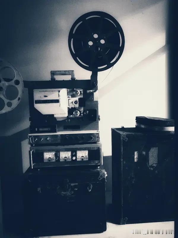 我小时候那个年代大家最爱看的电视连续剧是渴望，我小时候爱看的还有克塞号，花仙子，