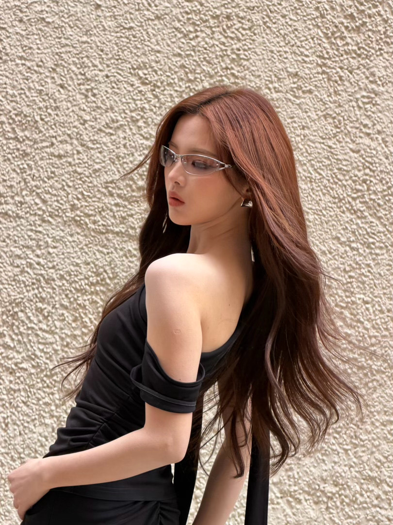 张柏芝杨超越同框杨超越 全黑look的女王 全黑look活动图也太酷了！美得太超