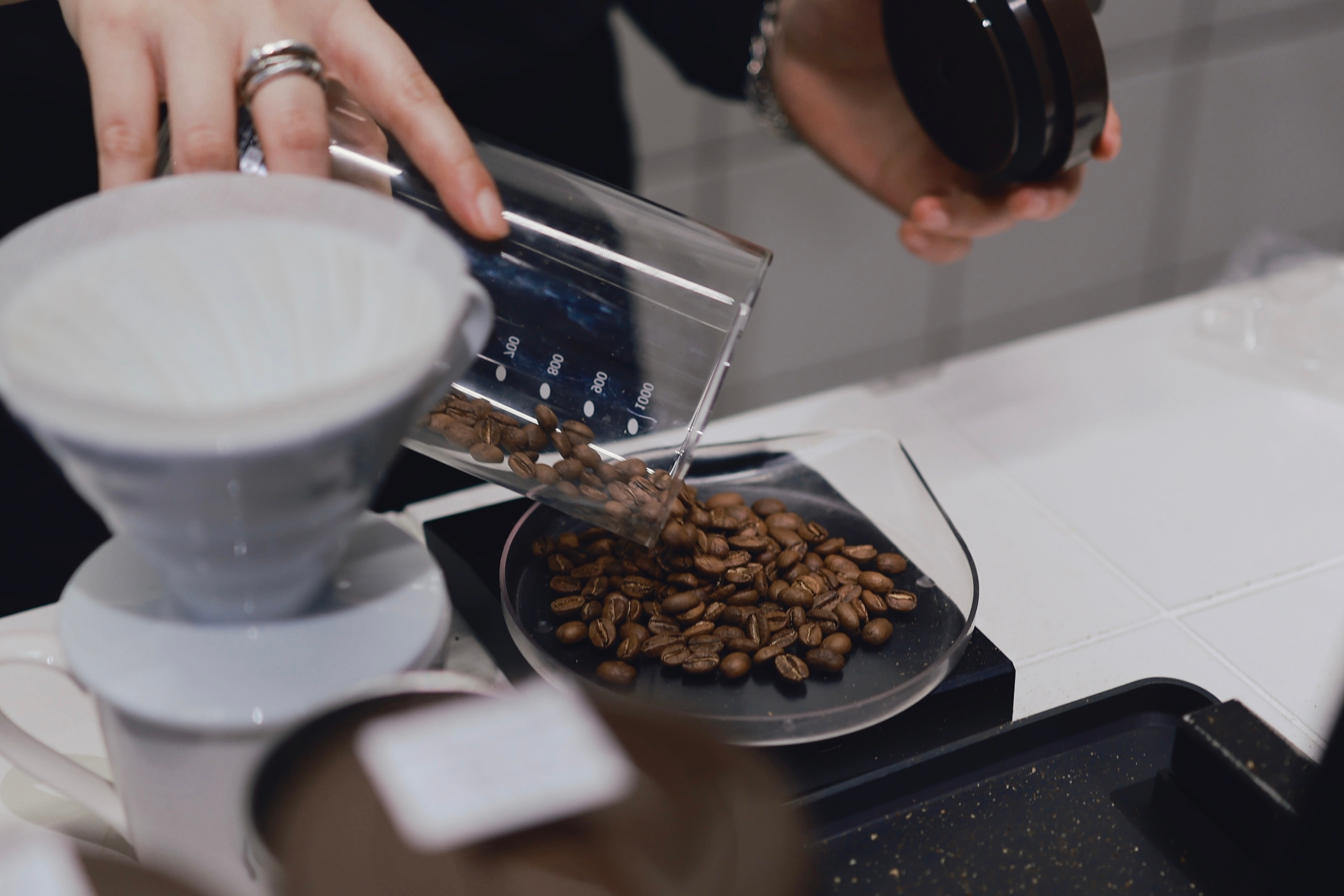 在喜欢的城市拍摄一台喜欢的车，工作结束喝一杯喜欢的手冲咖啡智己ls8大v聊车 杭