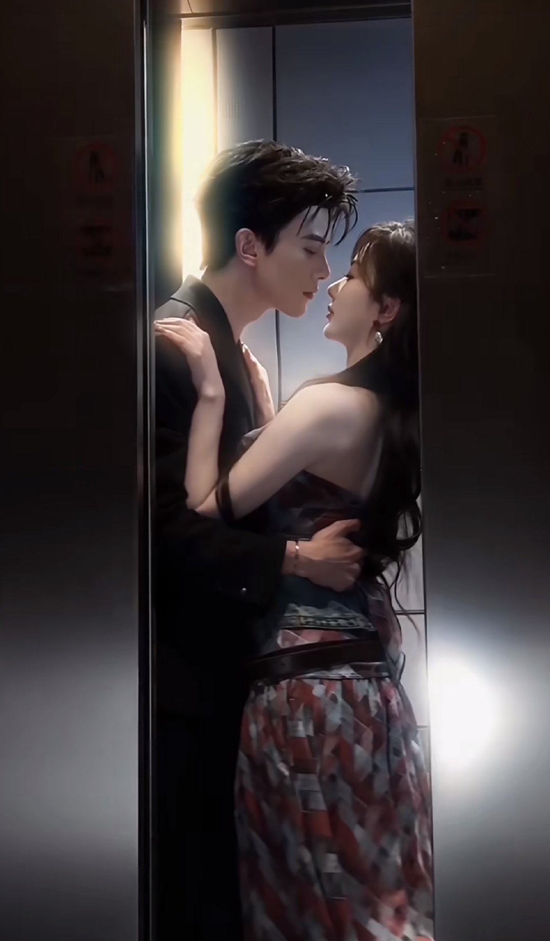 孔雪儿邓凯电梯浪漫不齐而俞电梯共创🆘是我的电梯情侣！ 