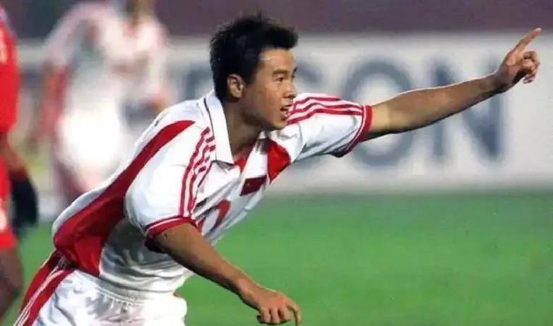 1986年的秋天，天津市河东区体校的李振民教练，来到于根伟就读的小学挑选足球好苗