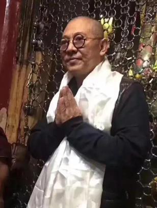 向太透露李连杰病情 功夫皇帝李连杰在网上发布自己躺在病床上的照片，配文称“最近又