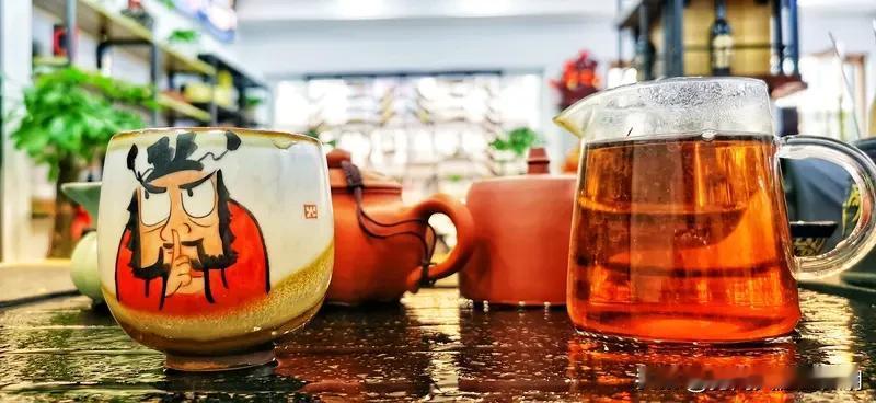 喝酒和喝茶哪个对健康更有利，这得好好说道说道。
适量喝茶好处多多。茶叶含茶多酚、