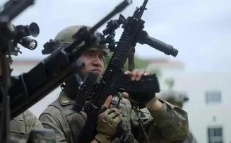 解放军特种兵亮相台海一线！实弹训练画面公开，任务曝光引发关注：面对复杂战场，他们