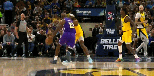 换手隔扣！詹姆斯确定已经41了？
在今天NBA常规赛湖人对阵步行者的第二节比赛中