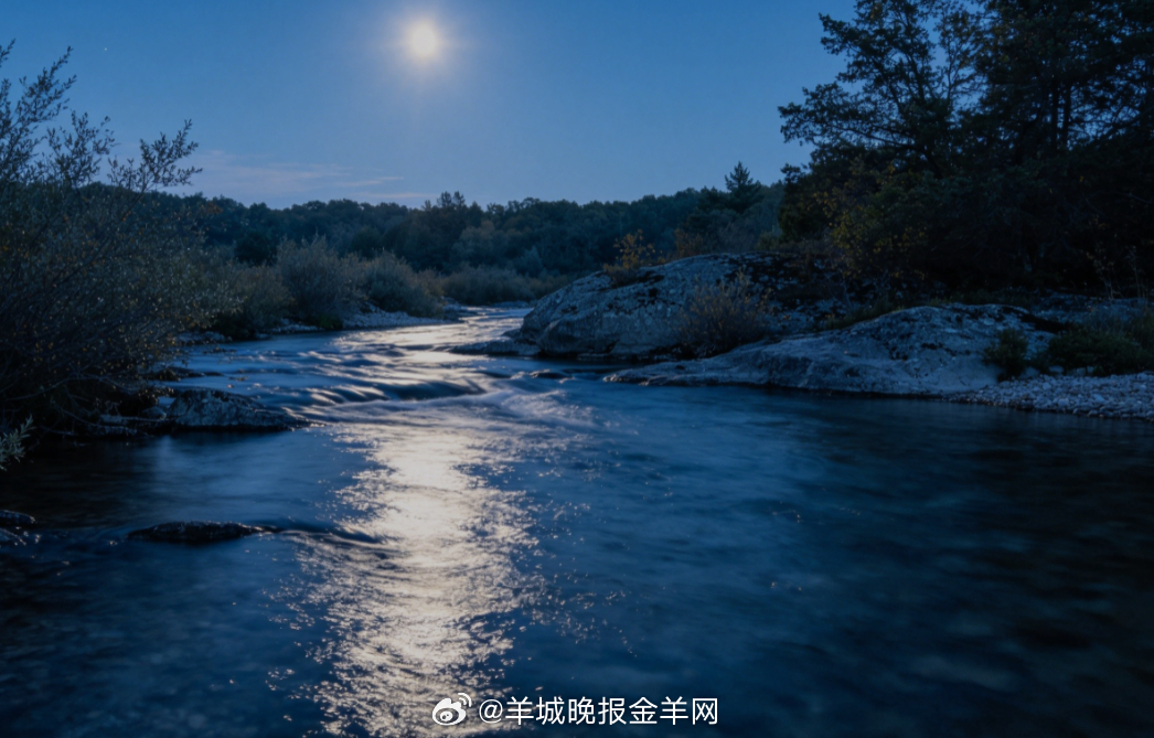 #晚安# 月光柔柔洒向溪畔，流水叮咚伴着晚风。漫步溪边，心绪悠然轻快，卸下一天疲