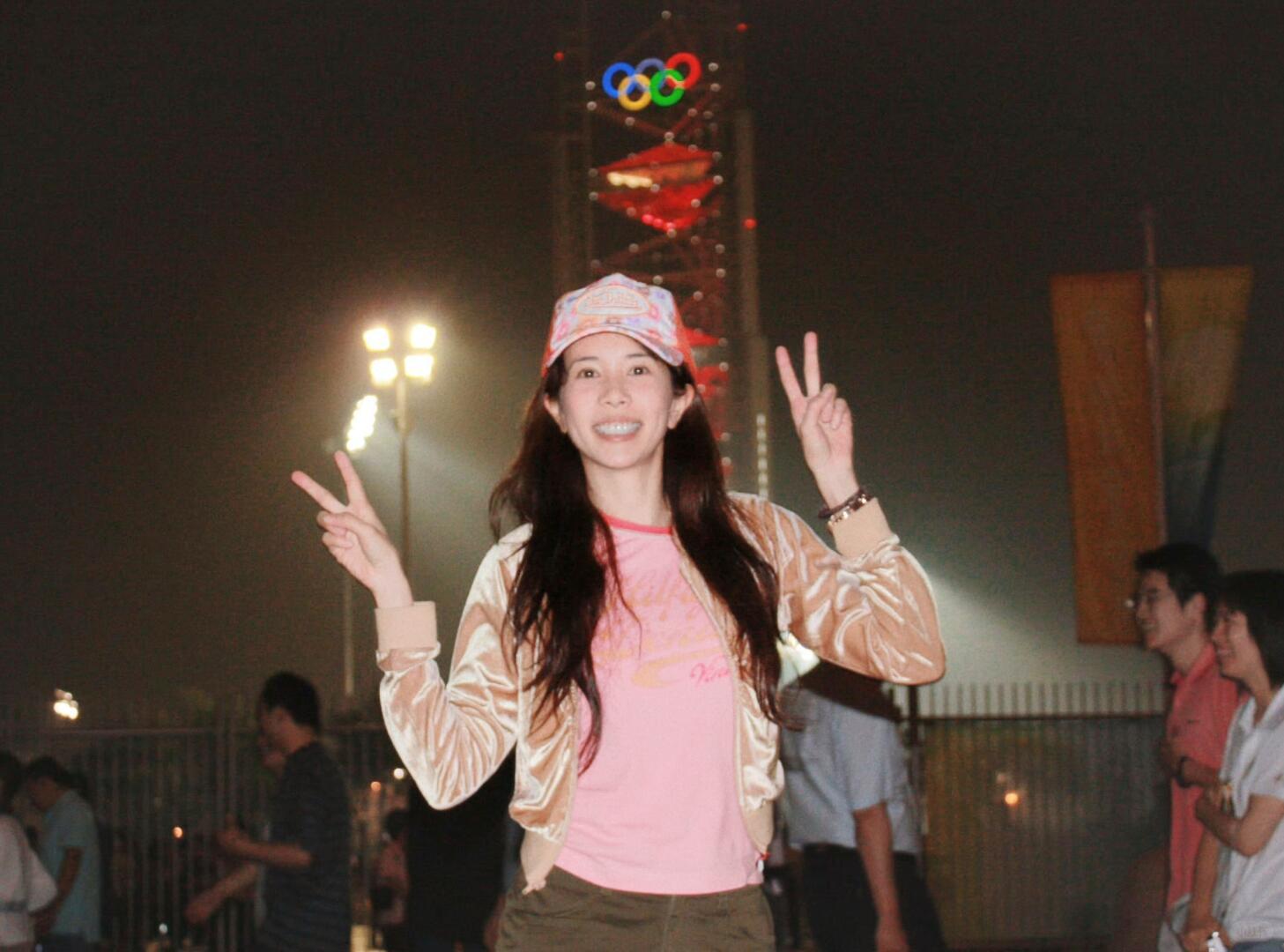 时间拨回到18年前，莫文蔚在北京奥运会观众席。明媚阳光，好有生命力的样子。记得她
