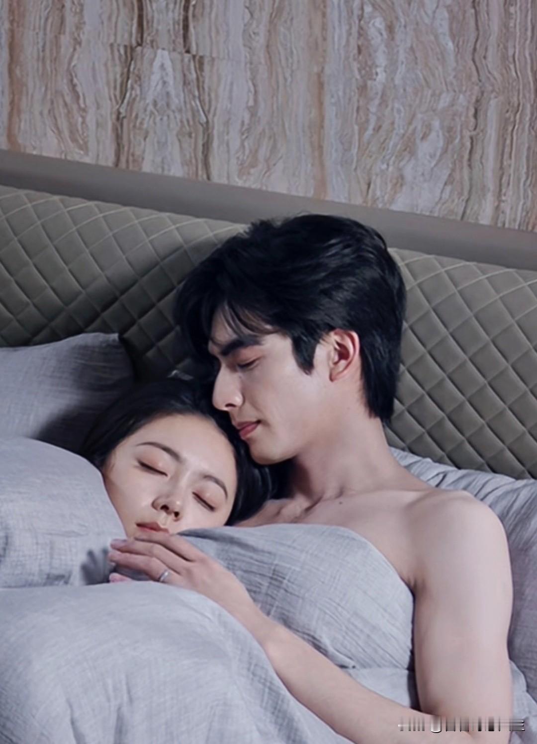 哇塞🤩谭松韵你俩搭配太上戏了吧[呲牙]，两个人在床上依偎在一起，好温馨。演技超