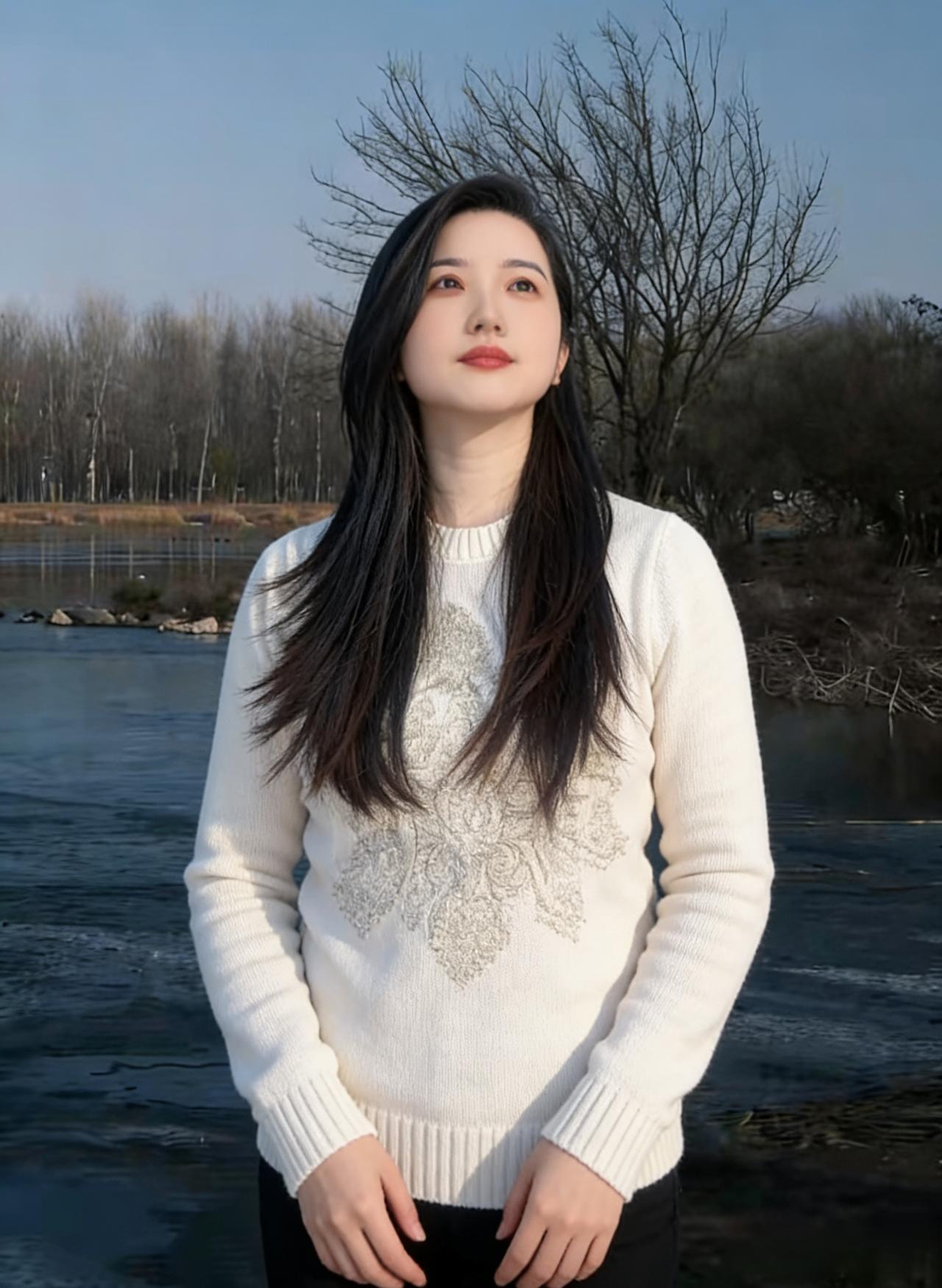 冰湖如鉴照清颜，素袂临风意自闲。
莫道冬深无好景，一枝疏影落人间。